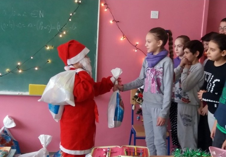Read more about the article Paketići i pozorišna predstava za sve učenike osnovnih škola i decu iz PU “Lane”