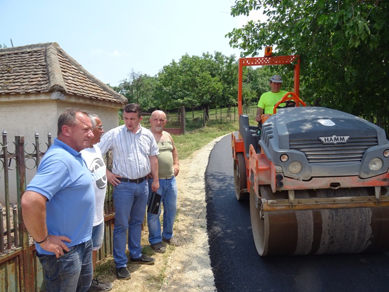 Read more about the article Више стотина метара новог асфалта у Мишљеновцу