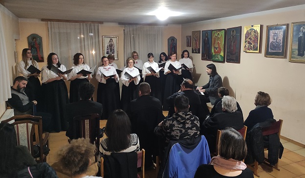 Read more about the article Одржан концерт Камерног хора „Одјек“ у Раброву