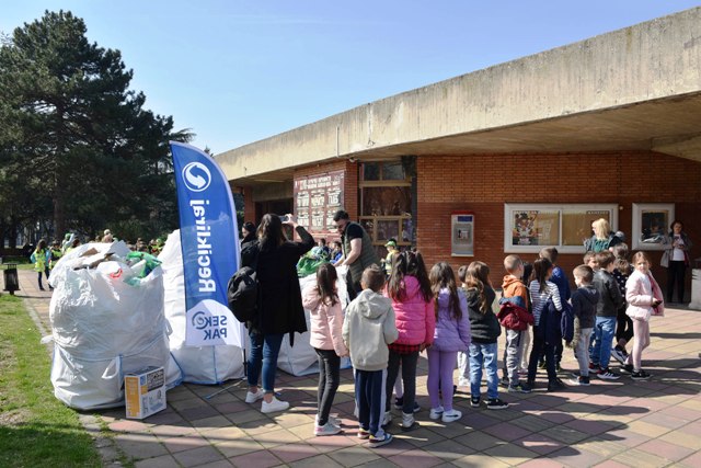 Read more about the article Кompanija Bambi pokrenula  projekat „Mala škola reciklaže“