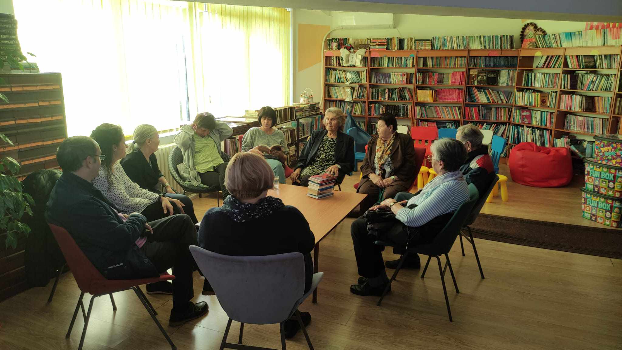 Read more about the article Корисници Установе за одрасла и старија лица „Кучево“ у посети библиотеци