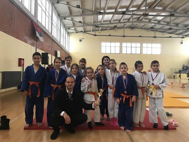 Read more about the article Poletarci Džudo kluba “Kučevo” sjajni na Memorijalnom turniru “Mirko Petrović” u Novom Sadu