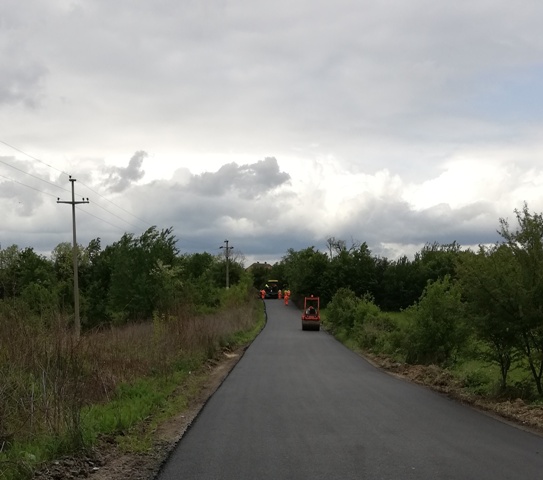 Read more about the article У току је завршна фаза асфалтирања пута Кучајна-Равниште