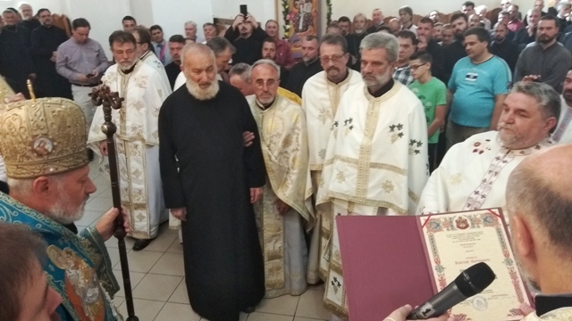Read more about the article Najviše svešteničko odlikovanje za oca Voju iz Neresnice