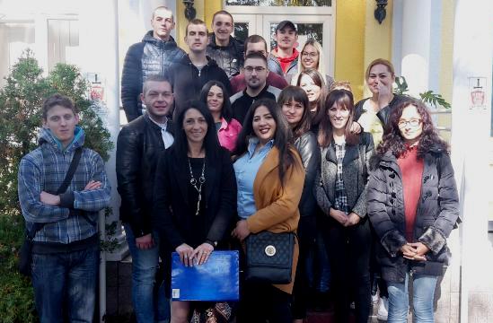 Read more about the article 19 чланова УГ „Роми златне долине Пека“ добило сертификате за различита занимања