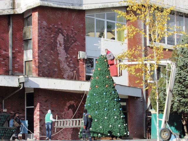 Read more about the article Почело украшавање града за предстојеће новогодишње и божићне празнике