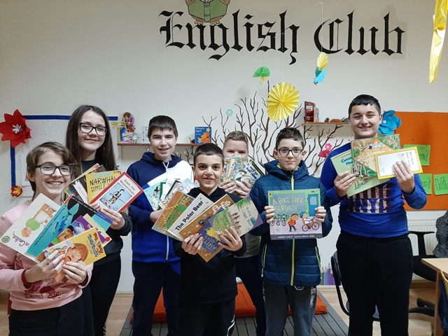 Read more about the article Donacija knjiga  iz  Stamforda Engleskom klubu u Kučevu
