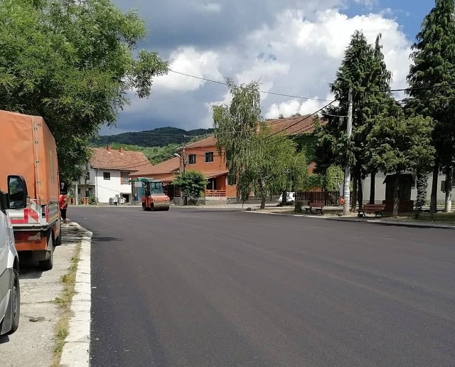 Read more about the article Завршено асфалтирање више од 4 800 квадрата у центру Нереснице