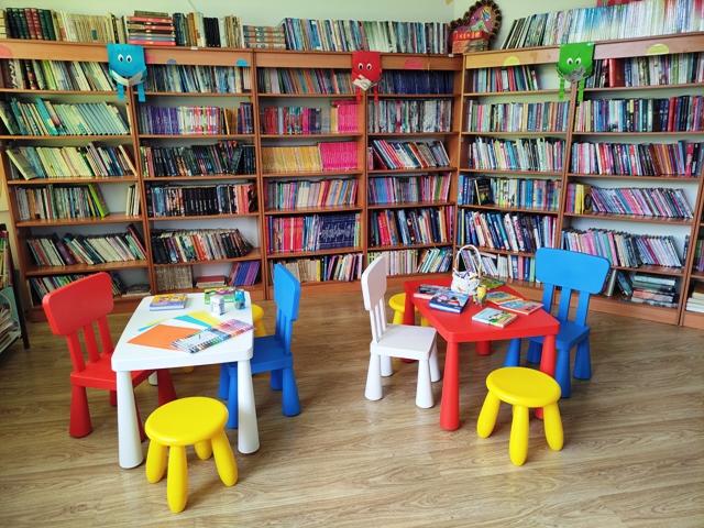 Пригодним намештај опремљен дечји кутак у Библиотеци