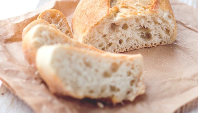 Read more about the article Ово нисте знали – одакле потиче сујеверје да „хлеб не ваља окретати наопачке“