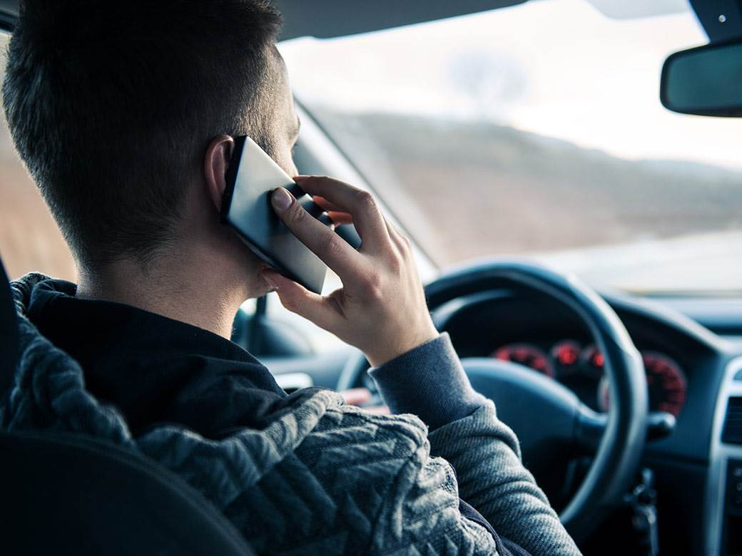 Read more about the article Акција у 30 земаља -изузетне казне за телефонирање из кола и на пешачком прелазу