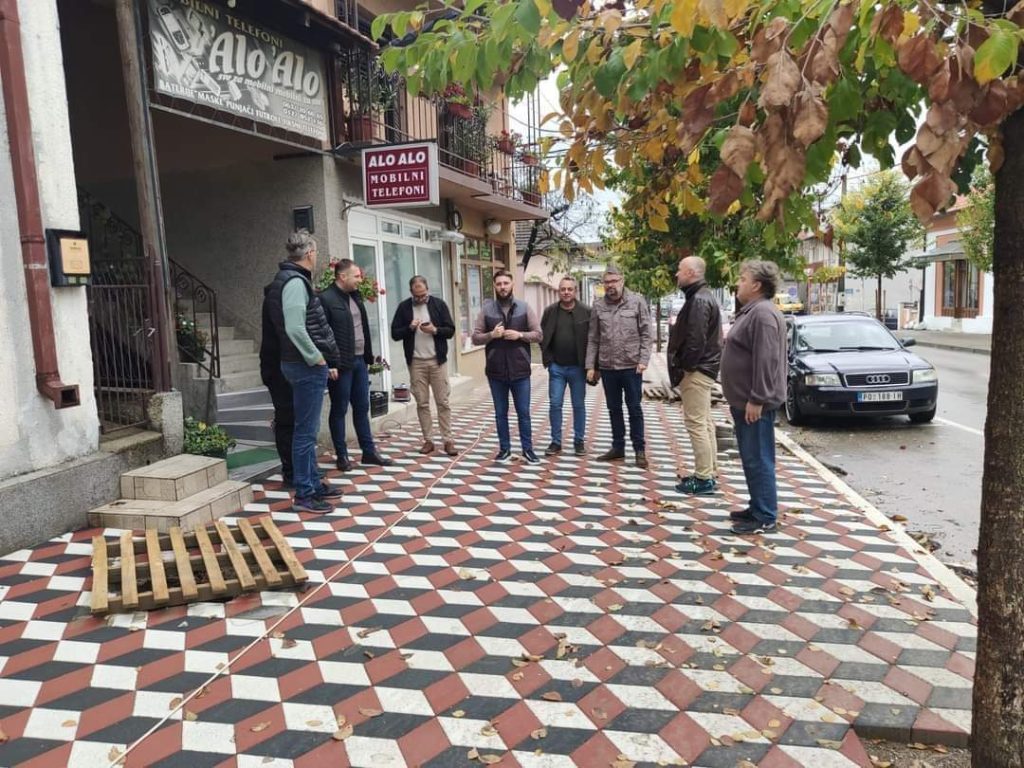 Радови на реконструкцији тротоара улице Светог Саве одвијају се по плану