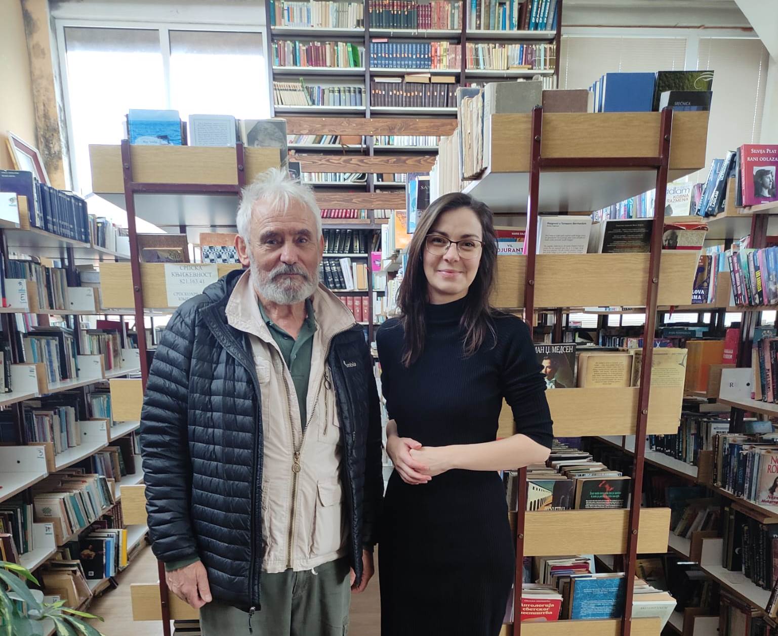Read more about the article Професор Мирко Дејић, донирао библиотеци у Кучеву преко 2000 књига