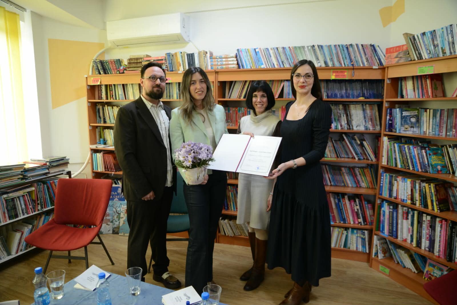 Read more about the article У Народној библиотеци „Стеван Раичковић“ Кучево одржано  свечано уручење Награде „Златни стих“ Мартини Кузмановић, за рукопис „Палма источног блока“ и представљен четрви број часописа „Максим“