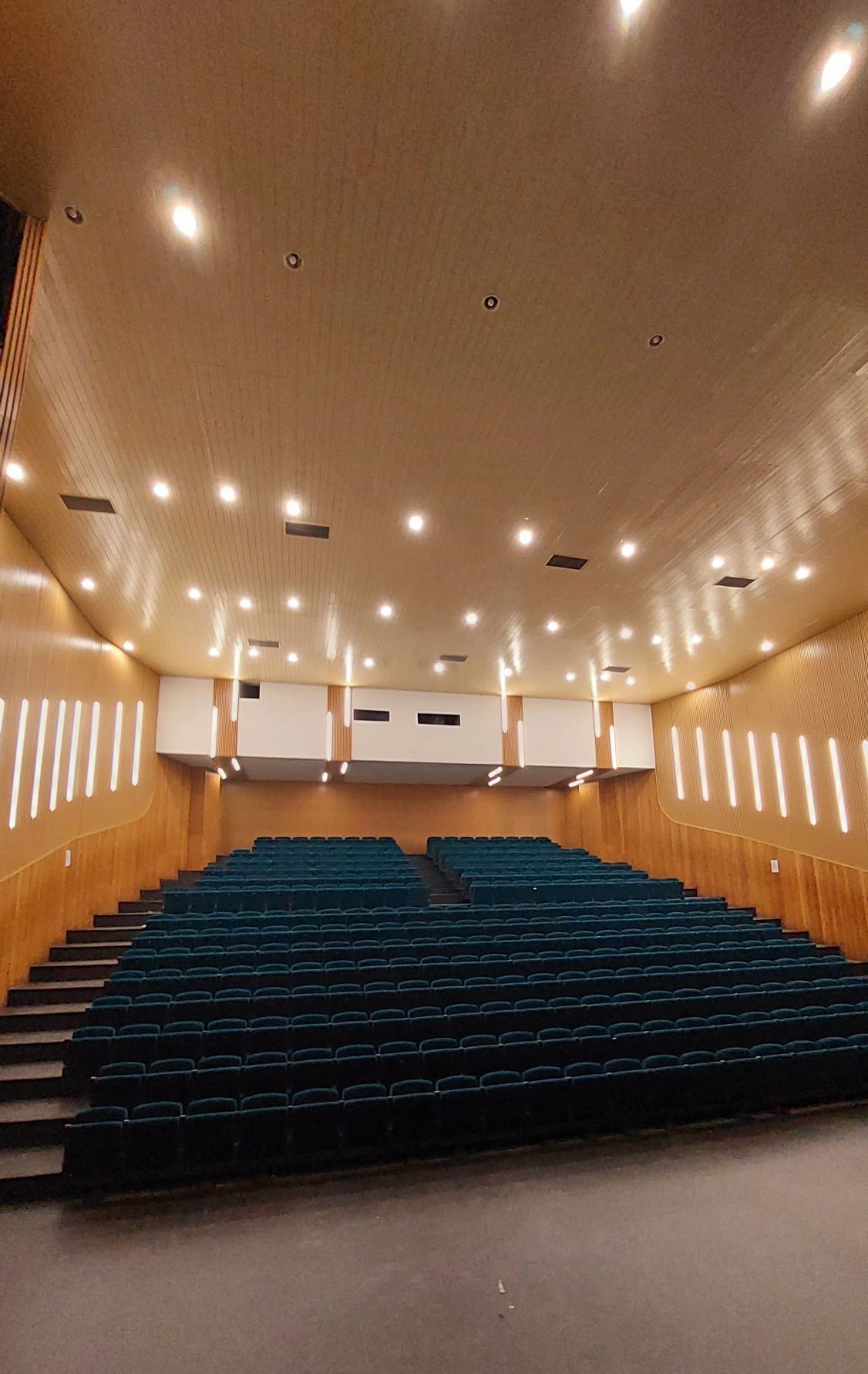 Read more about the article (ВИДЕО)                                           Реновирана Велика сала Центра за културу „Драган Кецман“