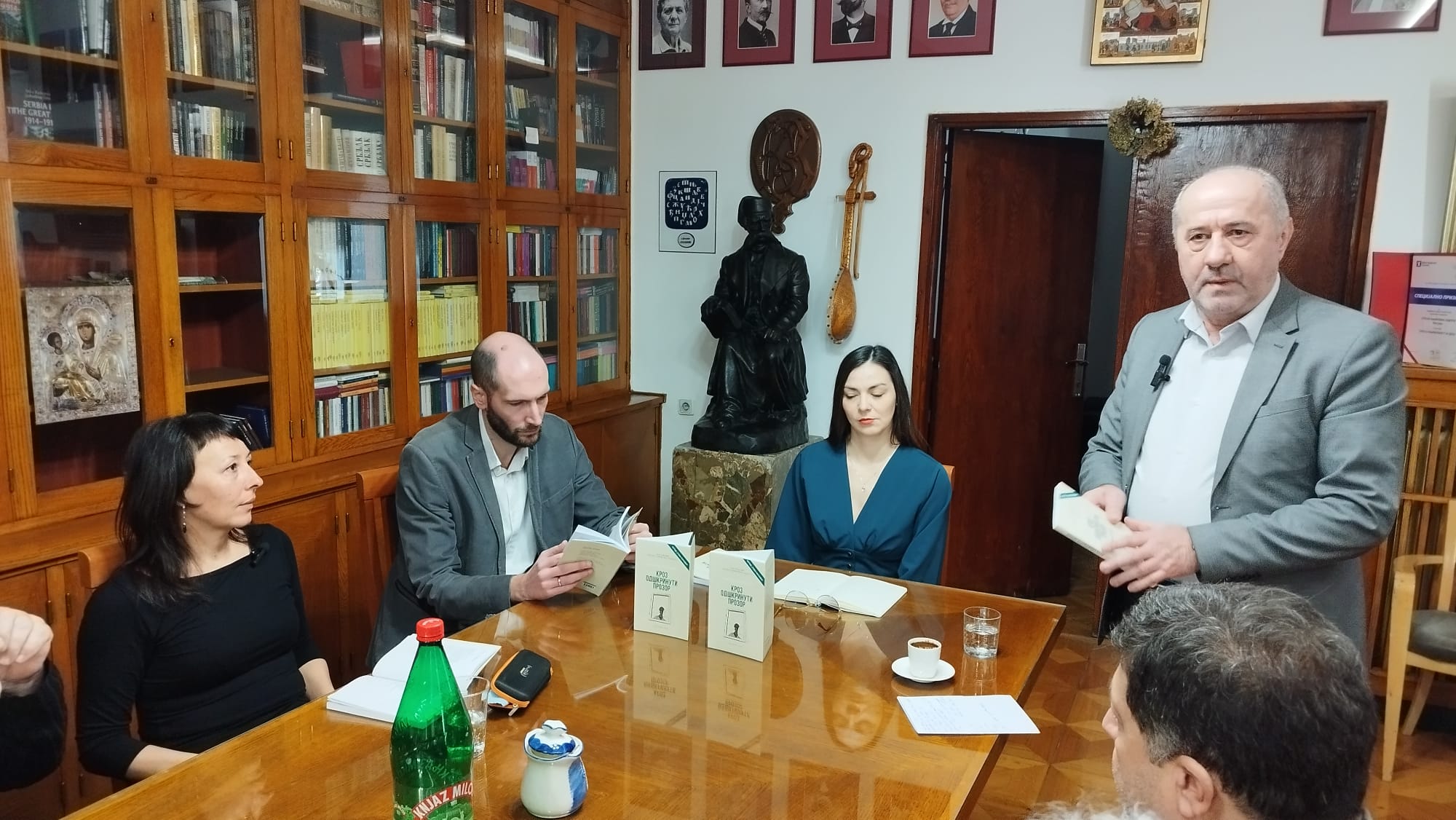 Read more about the article Представљена књига „Кроз одшкринути прозор“, избора из поезије Томислава Маринковића
