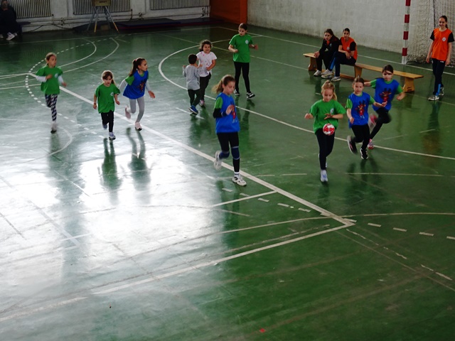 Read more about the article Успешно одржана манифестација „Цела Србија игра мини рукомет” у Кучеву: Лоше време преселило малишане у спортску халу